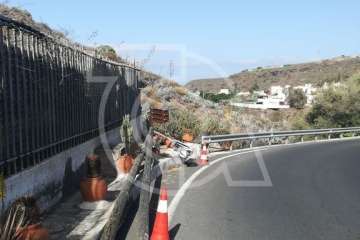 Luminaria en el suelo en la carretera de Lomo Magullo (Foto TA)